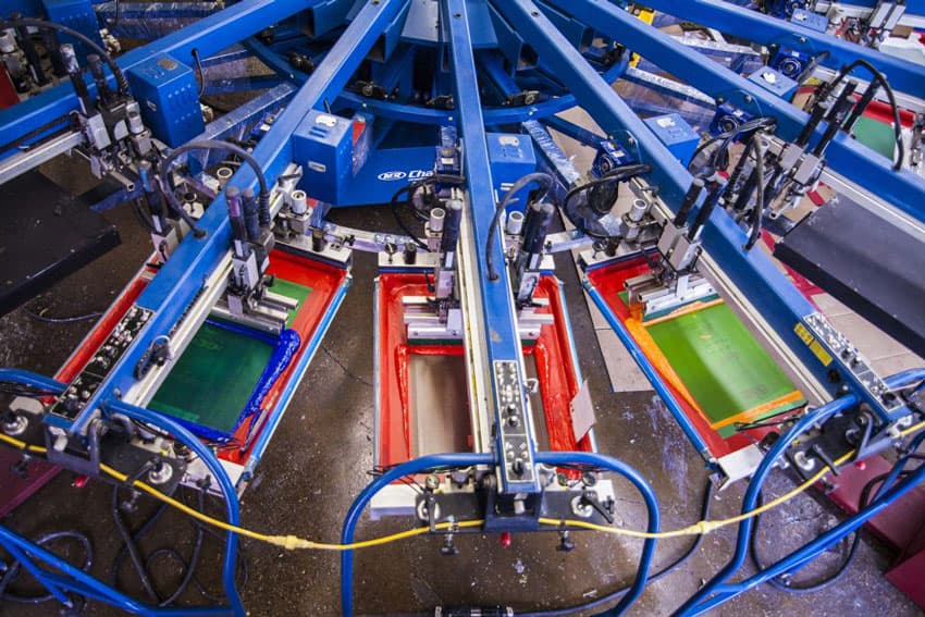 Inspector de ECOMCARE revisando cierres de packaging cosmético en una inspección de fábrica